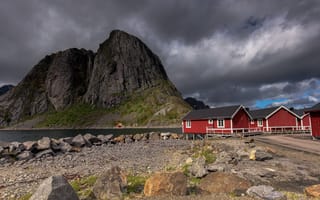 Картинка Лофотены, Лофотенские острова, Норвегия, гора, фьорд, океан, скала, поселок, острова, природа, дом, облачно, облачный, облака