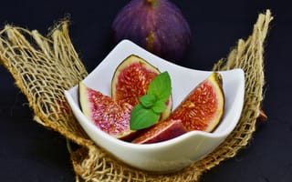 Картинка инжир, фрукты, еда, десерт, натюрморт, зелень, белая посуда