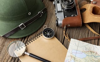Картинка приключение, камера, шляпа, компас, карта, блокнот, увеличительное стекло