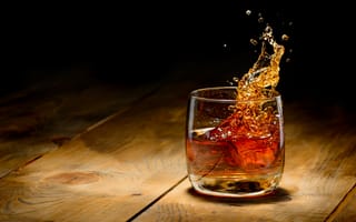 Картинка напиток, виски, стекло, брызги, дерево, освещение, красный