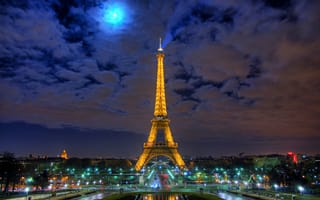 Картинка Эйфелева башня и облачное небо, ночное фото