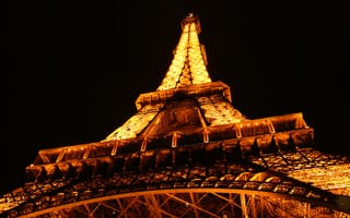 Картинка Эйфелева башня, ночная фотография снизу