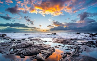 Картинка Красивое небо и каменистый берег на острове Мауи, Гавайи