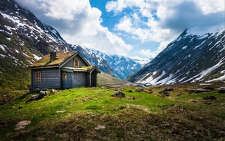 Картинка Домик среди гор в Норвегии