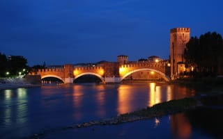 Обои Ночной мост в Вероне, Италия