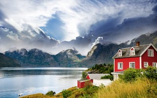 Обои Красивый дом на фоне гор в Норвегии