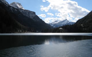 Картинка Зимнее озеро на курорте Аллеге, Италия