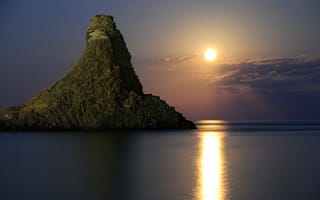Картинка Лунный свет над морем у побережья острова Сицилия, Италия