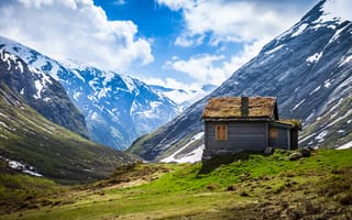 Картинка Одинокий дом в горах в Норвегии
