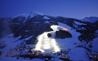 Картинка Вечерняя подсветка лыжной трассы на горнолыжном курорте Заальбах Хинтерглем, Австрия
