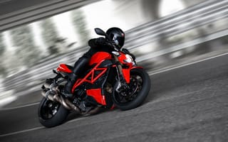 Картинка Новый мотоцикл на дороге Ducati Streetfighter 848