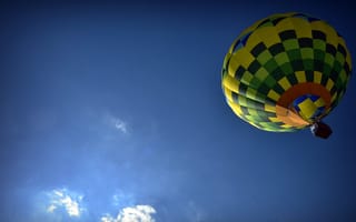 Картинка Воздушный шар в голубом небе