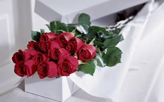 Картинка Подарок и букет роз