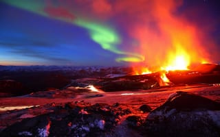 Картинка Извержение вулкана и северное сияние на одной фотографии, Исландия