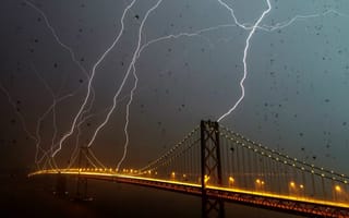 Картинка Молния поражает мост Бэй-Бридж в Сан-Франциско