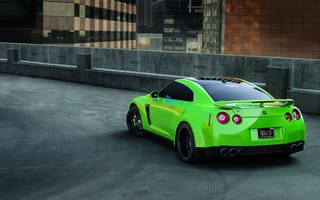 Картинка Зеленый Nissan GT-R на гоночной трассе