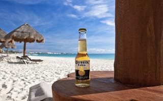 Картинка Бутылка холодного пива на столе на пляже