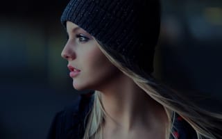 Картинка Блондинка в черной вязанной шапке