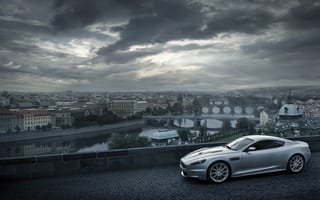 Картинка Серый Aston Martin на фоне города