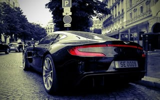 Картинка Черный Aston Martin One 77 в городе