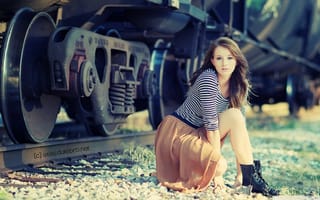 Картинка Девушка возле железной дороги