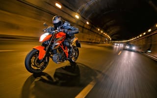 Картинка Мотоциклист на супербайке в тоннеле