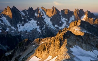 Картинка Острые пики горных вершин