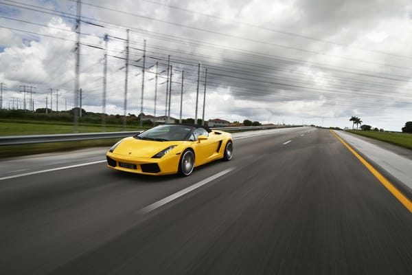 Обои lamborghini, ламборгини, отбойник, жёлтый, галлардо, кабриолет, lp560-4 spyder, разметка, road, линия электропередач, gallardo, yellow, столбы, дорога, скорость