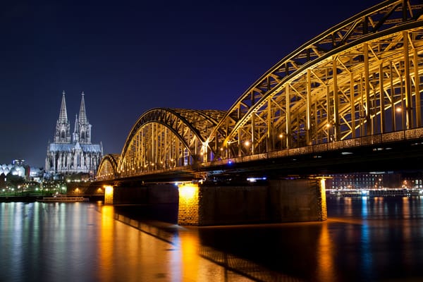Обои Рейн, ночь, Кёльн, Кёльнский собор, Kölner Dom, Köln, мост, Germany, дорога, Германия, Rhein, Cologne, река, Deutschland, Cologne Cathedral, Hohenzollern Bridge, освещение, Hohenzollernbrücke, город
