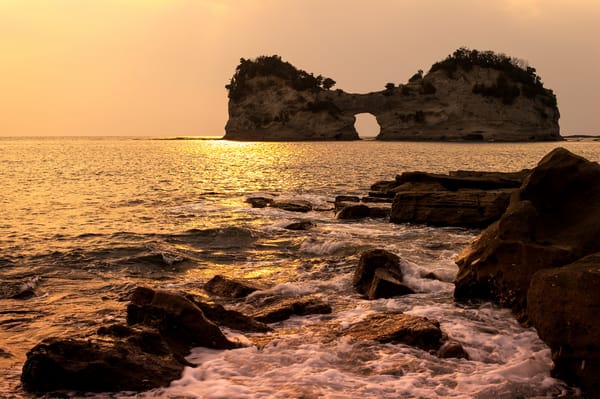 Обои Япония, море, камни, префектура Вакаяма, "Кроличья нора", скала