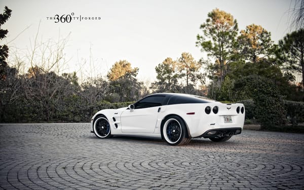 Обои chevrolet corvette zr1, 360 forged, мостовая