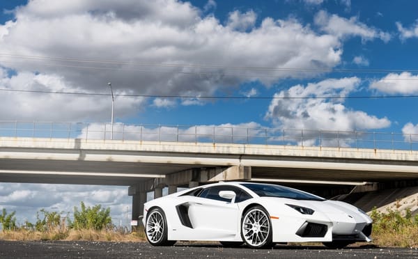 Обои lamborghini, ламборгини, white, вид спереди, белый, облака, небо, авентадор, aventador, эстакада, lp700-4