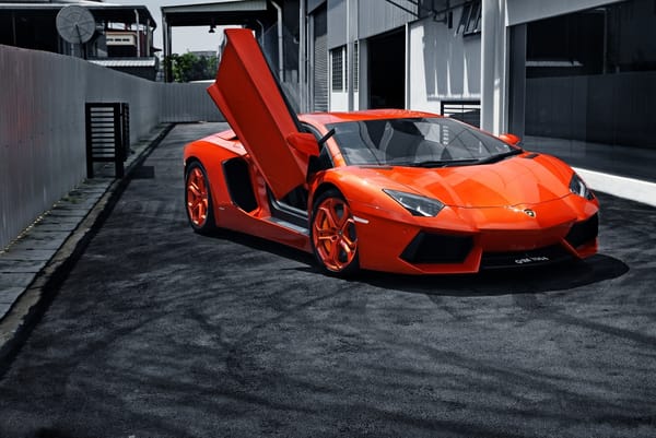 Обои lamborghini, здание, оранжевый, orange, диски, lp700-4, авентадор, ламборгини, aventador, переулок, оранжевые