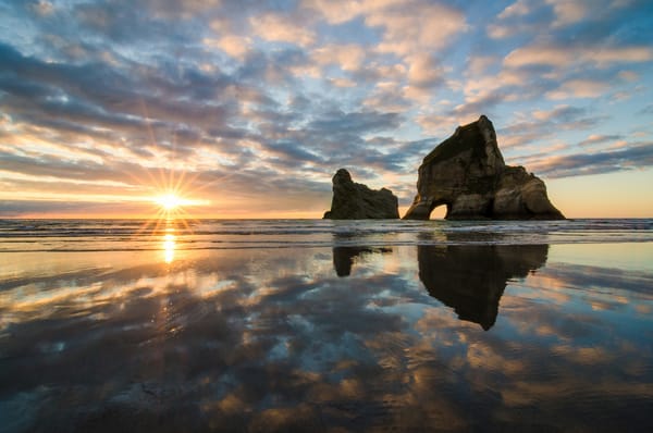 Обои Wharariki Beach, восход, Новая Зеландия, Тасманово море, скалы, New Zealand, отражение, Tasman Sea
