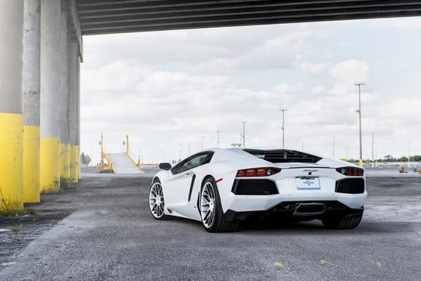 Обои lamborghini, задок, авентадор, колонны, white, белый, ламборгини, aventador, lp700-4