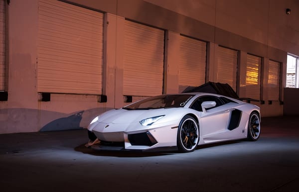 Обои lamborghini, aventador, ролеты, вид спереди, авентадо, белый, lp700-4, стена, тень, ламборгини, white, вечер