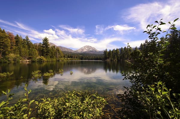 Обои США, облака, кусты, горы, Manzanita Lake, Калифорния, лес, деревья, озеро