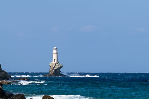 Обои lighthouse, waves, sunny, sea, rocks, troubled sea, sky