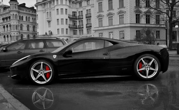 Обои ferrari 458 italia, дождь, ч/б, красные тормоза