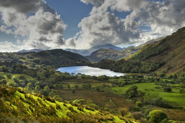 Обои небо, горы, озеро, поля, деревья, Англия, Nant Gwynant, долина, облакаWales