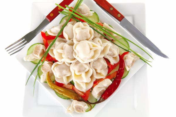 Обои Plate, cucumber, garnish, fork, гарнир, нож, meat dumplings, красный перец, вилка, тарелка, пельмени, knife, огурец, зелень, red pepper