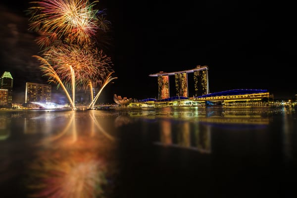 Обои Singapore, Сингапур, салюты, фейерверки, небо, здания, небоскребы, подсветка, огни, город, отель, вода, ночь, Азия, залив, отражение