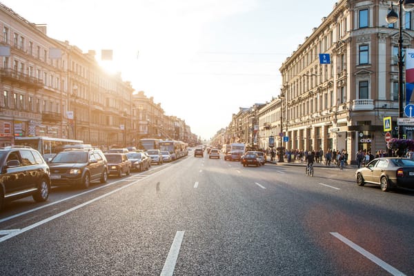 Обои санкт-петербург, улица, Russia, движение, машины, St. Petersburg, здания, люди, питер, невский проспект, дорога, огни, солнце
