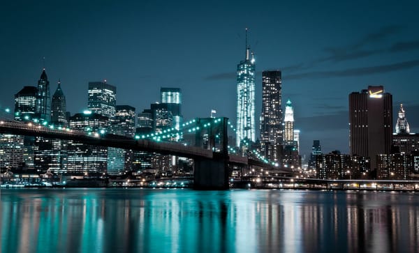 Обои East river, Manhattan Bridge, New York City, огни, мост, World Trade Center, Manhattan, дома, cityscape, вечер, река