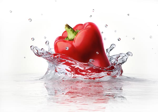 Обои белый фон, брызги, красный перец, вода, water, red pepper sprays, white
