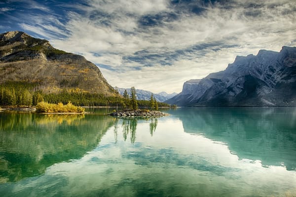 Обои banff national park, озеро, пейзаж, Альберта, Минневанка, горы, Канада, остров, деревья, осень