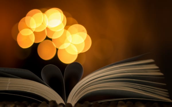 Обои Bookeh Heart, макро, книга