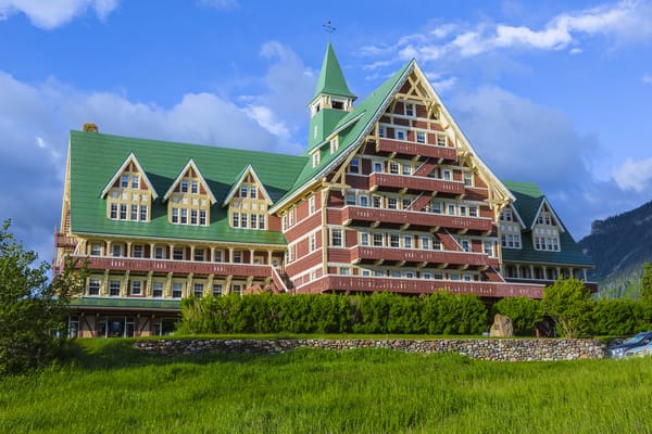 Обои Канада, National Park Alberta, Hotel Waterton, город, парк, трава, дом, отель, Prince of Wales