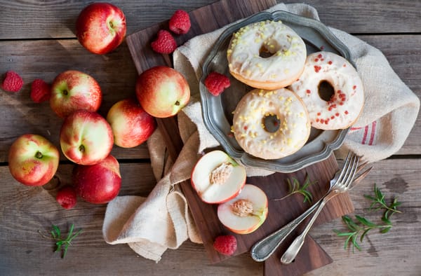 Обои фрукты, ягоды, berries, sweet doughnuts, сладкие пончики, персики, fruits, малинка, Malinka, peaches