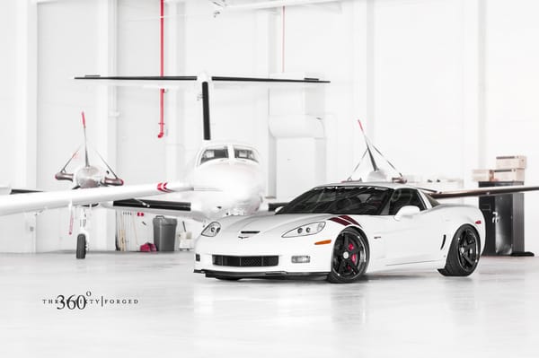 Обои Chevrolet, корвет, ангар, 360 three sixty forged, передняя часть, Corvette, white, шевроле, Z06